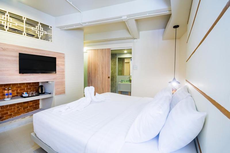 Hotel October プーケット エクステリア 写真