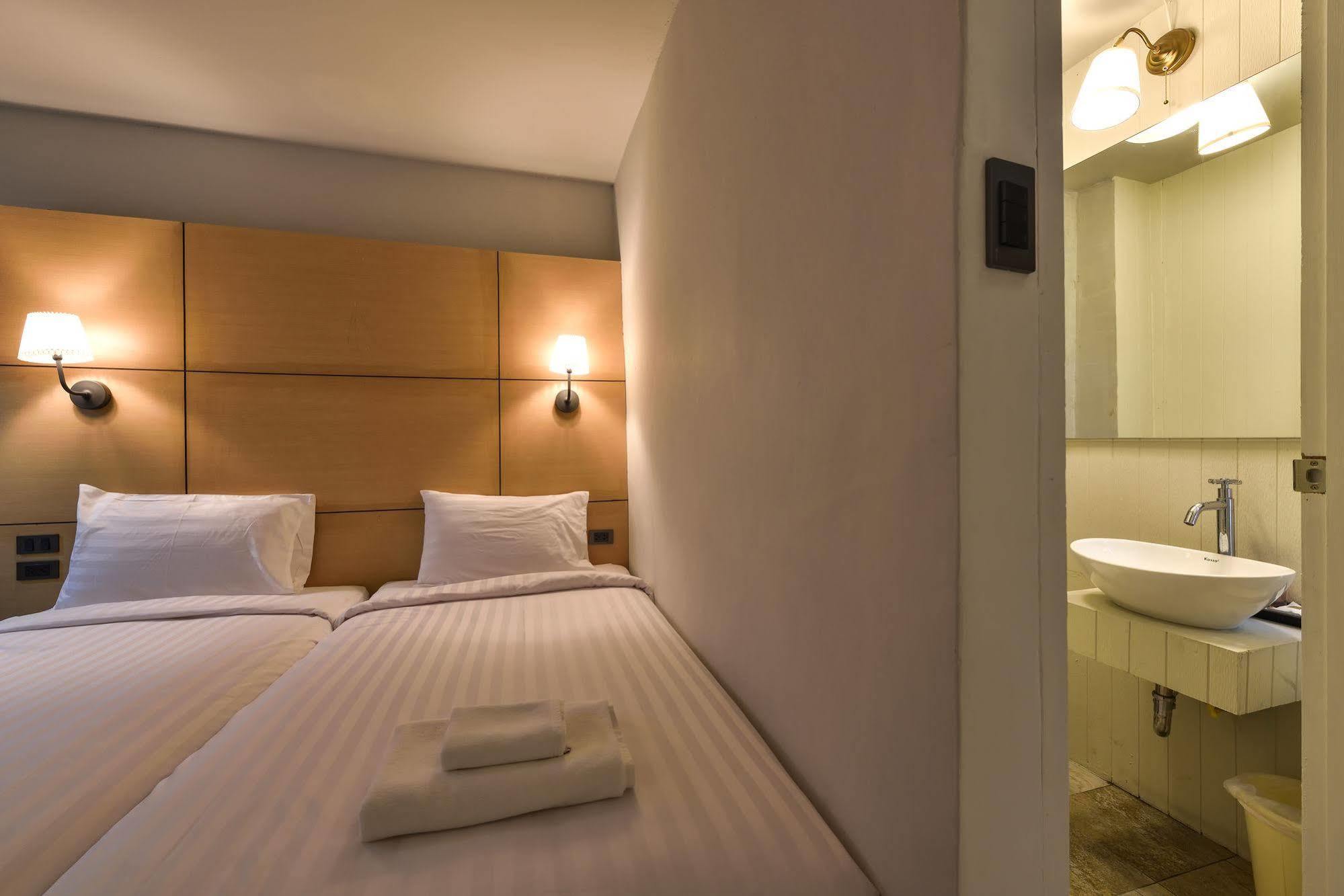 Hotel October プーケット エクステリア 写真
