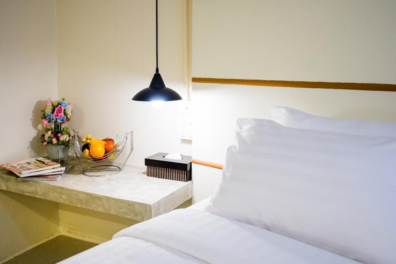 Hotel October プーケット エクステリア 写真