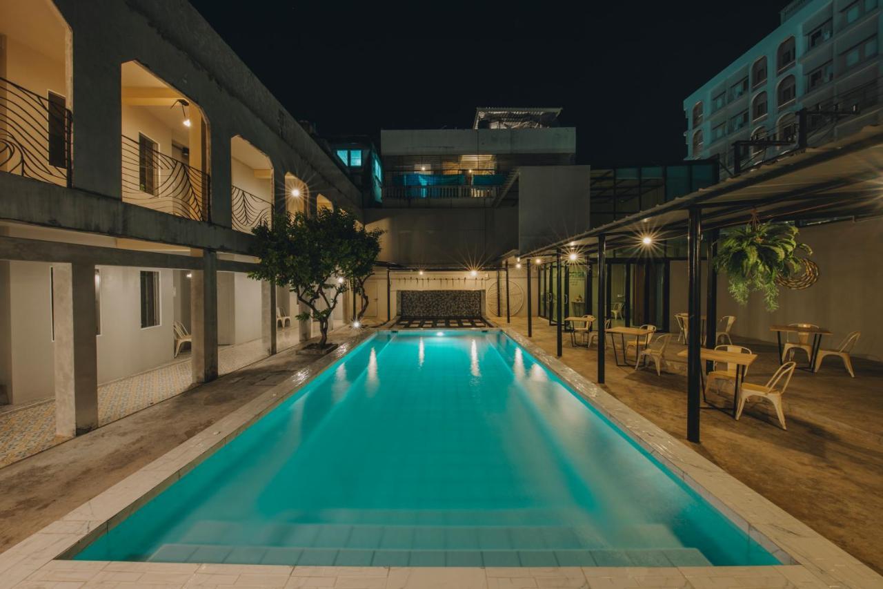 Hotel October プーケット エクステリア 写真